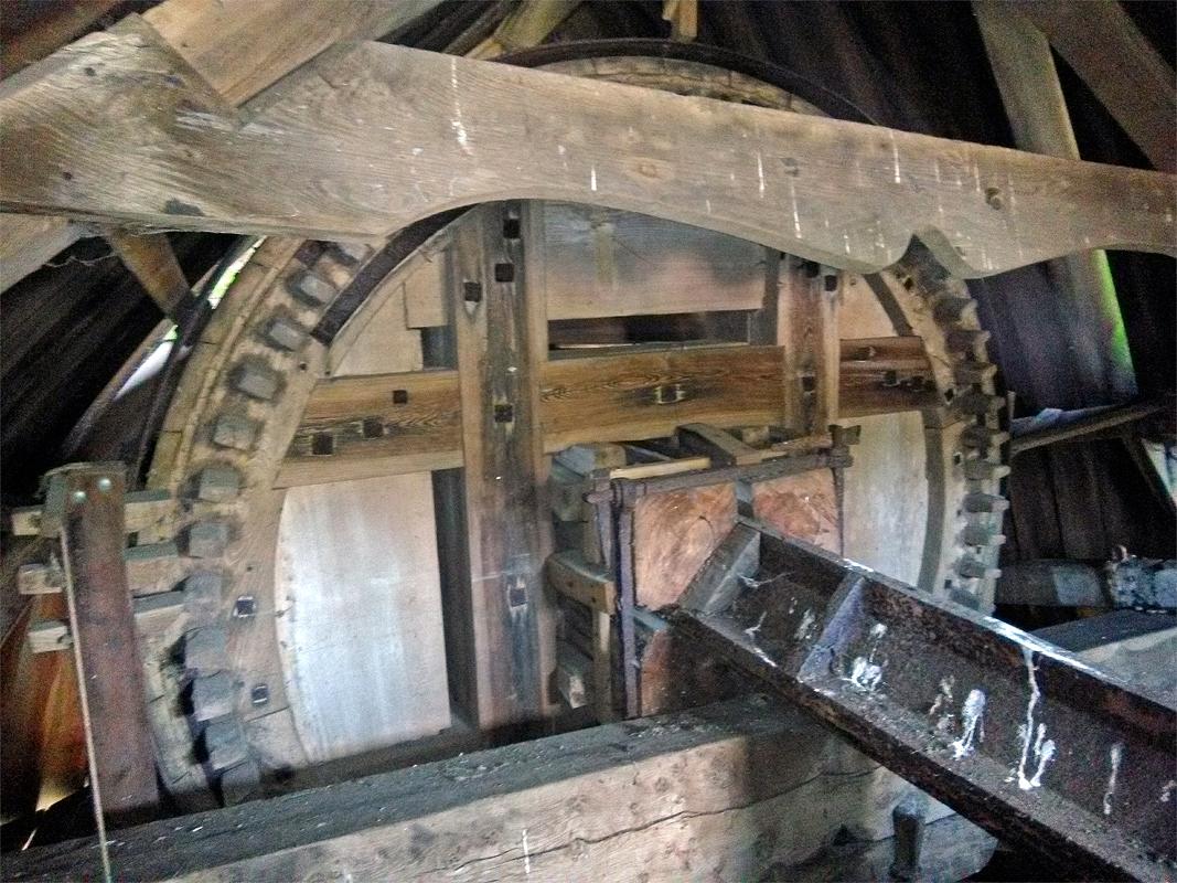 18, Molen 00435 Aeolus (Adorp), Martin E. van Doornik (28-10-2019)Bovenwiel met stalen bandvang, die hier open is. | Database Nederlandse molens