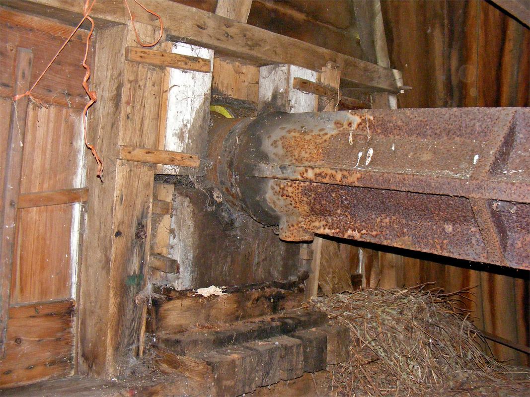 19, Molen 00435 Aeolus (Adorp), Martin E. van Doornik (28-10-2019)De bovenas is ernstig doorgezakt. | Database Nederlandse molens