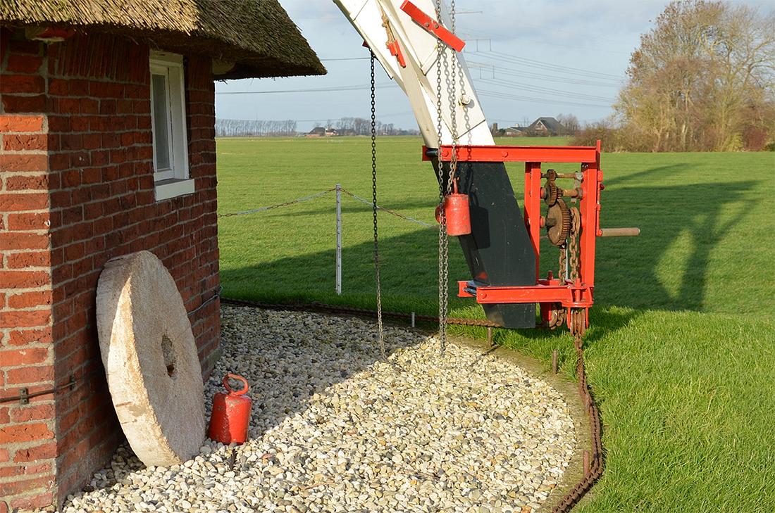 7, Molen 00475 De Eolus (Den Ham), Rob Hoving (6-12-2015)De kruilier met rondgaande kruiketting. De maalsteen komt uit een verdwenen boeren maalstoel, en staat voor de grap bij de poldermolen. | Database Nederlandse molens