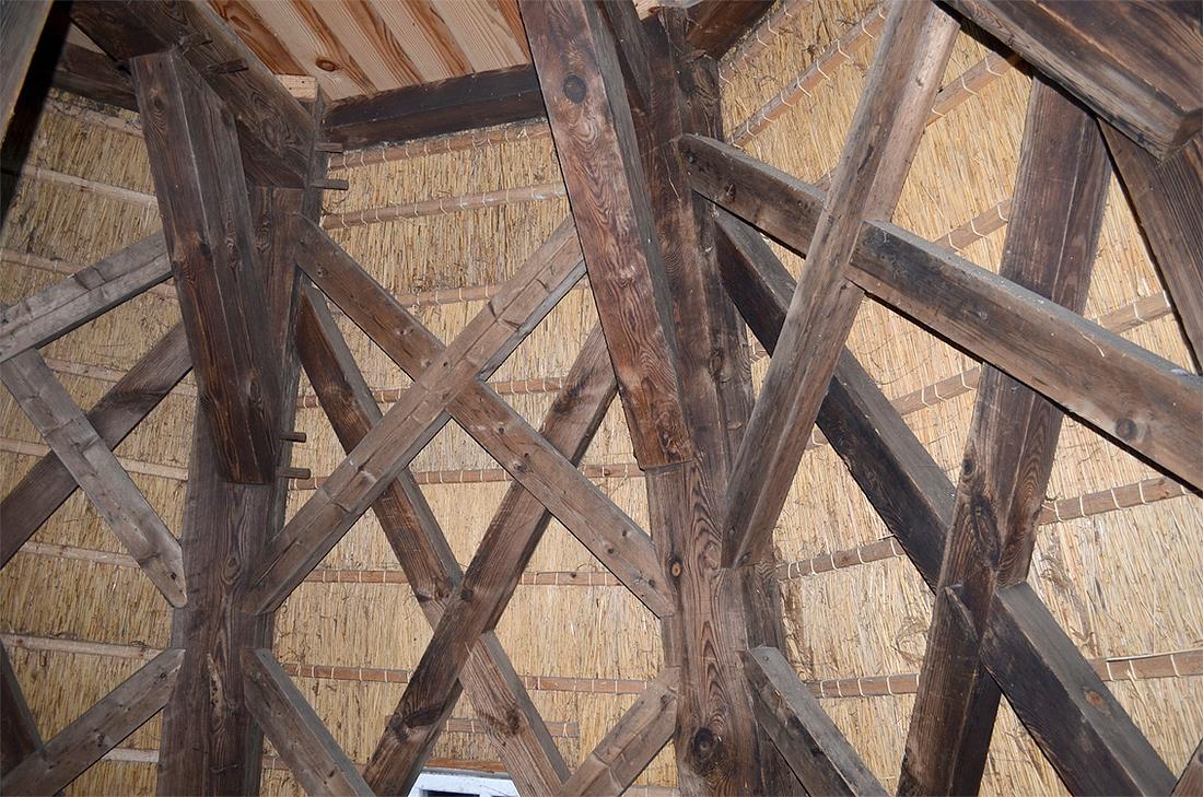 12, Molen 00475 De Eolus (Den Ham), Rob Hoving (24-11-2015)Het achtkant is uitgevoerd met dubbele veldkruizen om het achtkant extra te verstevigen. Deze zijn plaatselijk zeer zwart geblakerd door roet van de potkachel die in de molenwoning heeft gestaan. | Database Nederlandse molens