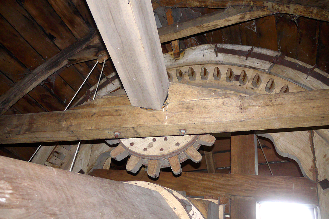 10, Molen 10009 (Naamloos) (Bourtange), Matthieu Hoogduin (18-10-2014)De bijzondere manier waarop de aandrijving van het luiwiel is geregeld. | Database Nederlandse molens