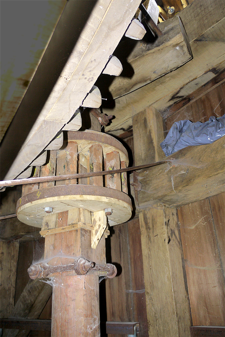 12, Molen 10009 (Naamloos) (Bourtange), Matthieu Hoogduin (18-10-2014)Aandrijving van de pelsteen aan de voorkant van het bovenwiel. | Database Nederlandse molens