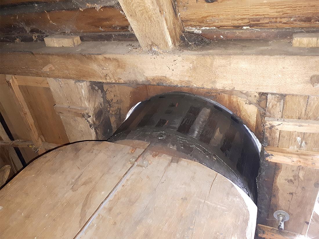 15, Molen 10009 (Naamloos) (Bourtange), M. Steemers (31-7-2020)Houten molenas, halslager met schenen. | Database Nederlandse molens