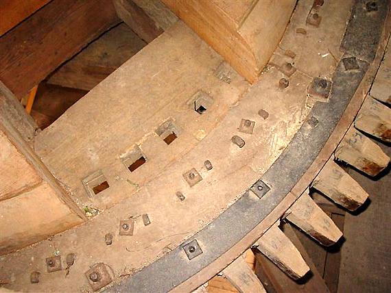 12, Molen 04428 Eben Haëzer (Enumatil), Harmannus Noot (8-5-2004).Het spoorwiel is een omgebouwd bovenwiel.  | Database Nederlandse molens