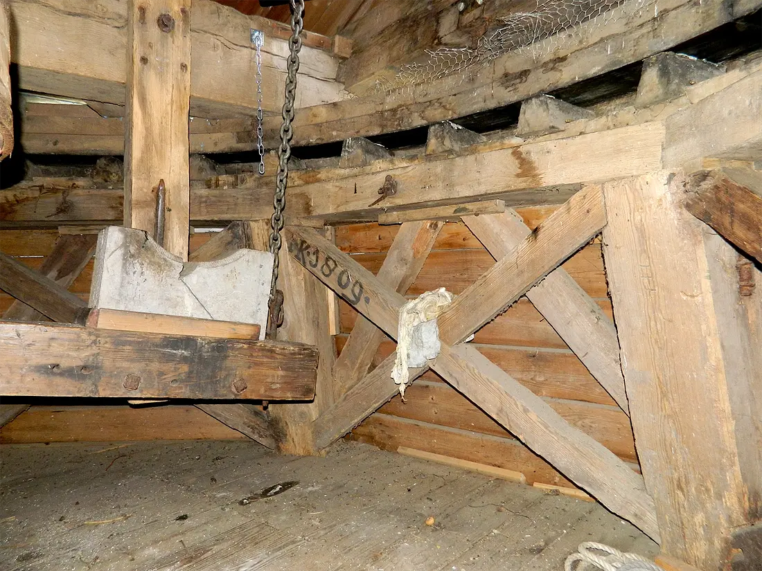 10, Molen 04428 Eben Haëzer (Enumatil), Vincent Mepschen (12-6-2022)Die veldkruisen lijken hier de hondsoren bijna te verdringen.  | Database Nederlandse molens