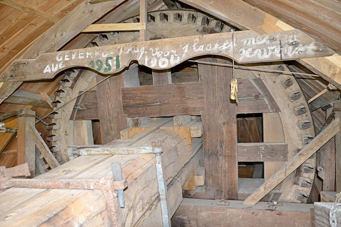 23, Molen 00477 Joeswert (Feerwerd), Martijn Scholtens (16-6-2012)De lange vulstukken om de (korte) ijzeren bovenas. Ook het bovenwiel met de korte, min of meer zelfstandige, kruisarmen verdient aandacht. Let op de mededeling over wanneer voor het laatst met zeil is gemalen.De opmerking over wanneer voor het laatst met zeilen is gewerkt staat in de tekst nader uitgelegd. | Database Nederlandse molens