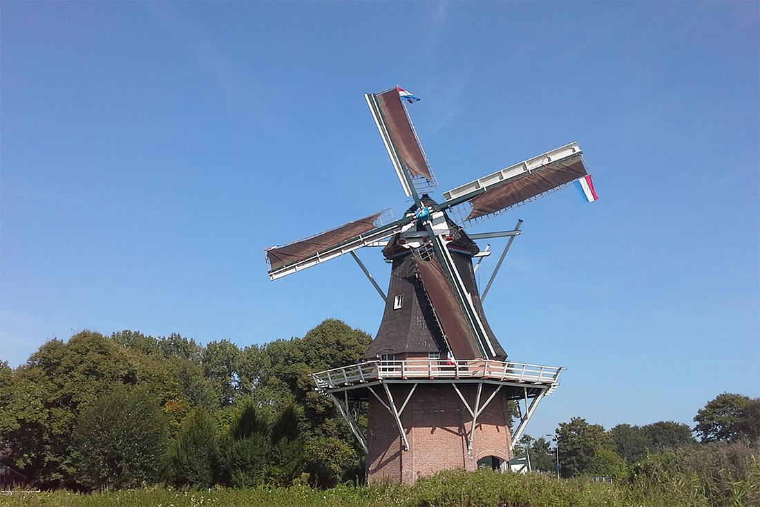 1, Molen 00561 Udema's molen (Finsterwolde (Ganzedijk)), M. Steemers (10-9-2016). Monumentendag 2016, staalblauwe hemel met een beetje wind maar net genoeg om te kunnen draaien. | Database Nederlandse molens