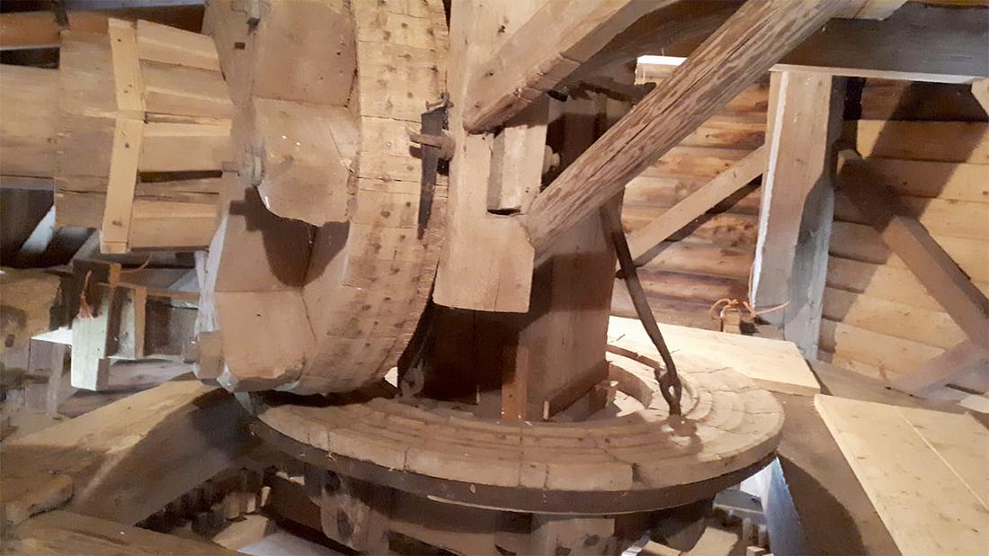 11, Molen 00561 Udema's molen (Finsterwolde (Ganzedijk)), M. Steemers (28-4-2018)Sleepluiwerk met slijtagesporen in de luitafel. | Database Nederlandse molens