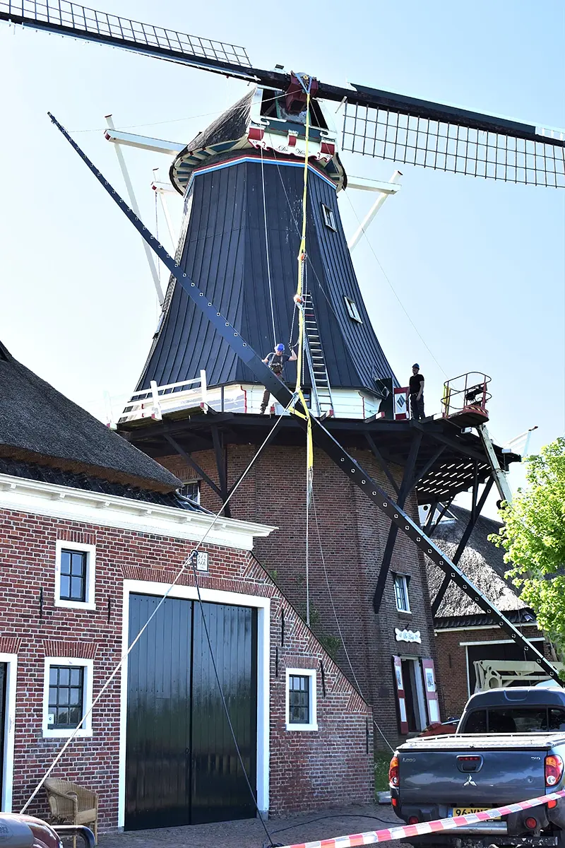 Molen 00451 De Hoop (Garsthuizen), Harmannus Noot (17-5-2022)Het steken van de roede zonder kraan. | Database Nederlandse molens