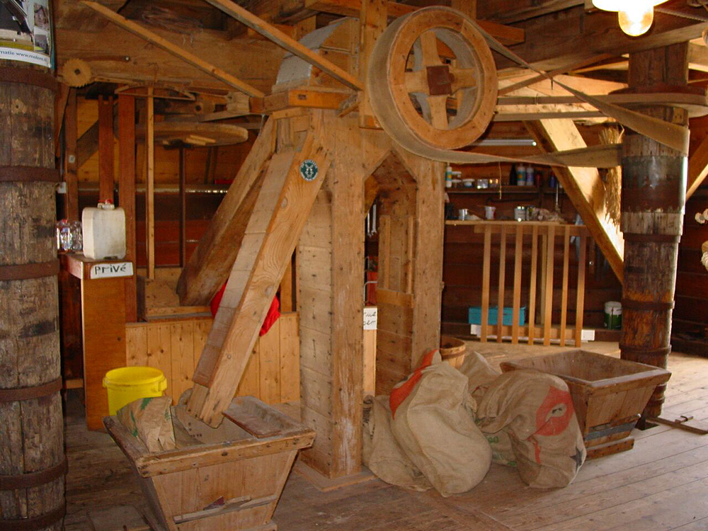 13, Molen 00451 De Hoop (Garsthuizen), Harmannus Noot (2-8-2004) Jacobsladder/pelkaren. | Database Nederlandse molens