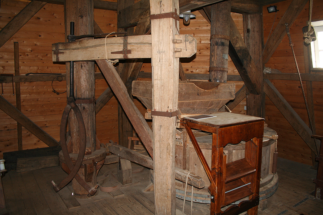 10, Molen 00451 De Hoop (Garsthuizen), Harmannus Noot (10-6-2007) Steenkraan. | Database Nederlandse molens