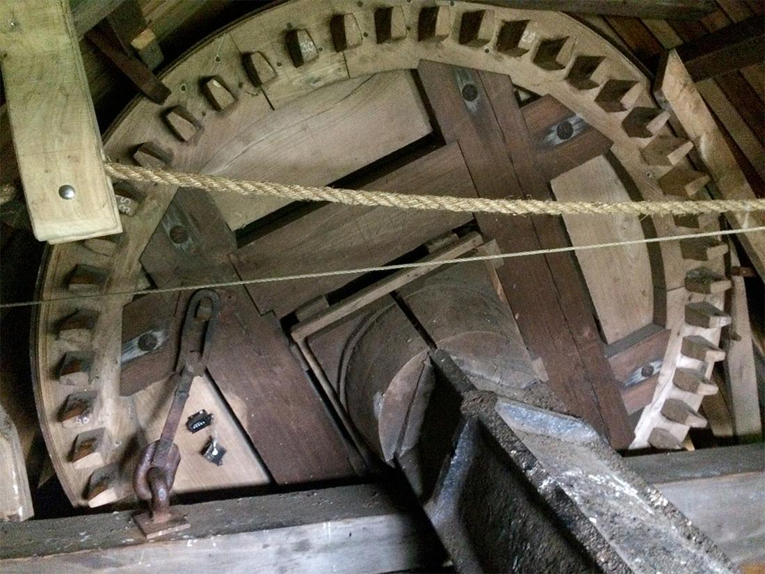 8, Molen 04423 De Witte Molen (Glimmen), Willem Telgen (2-5-2020)Links de stut in het bovenwiel, die alleen geplaatst kan worden als de molen in de vreugdestand staat. De molen heeft geen roeketting. | Database Nederlandse molens