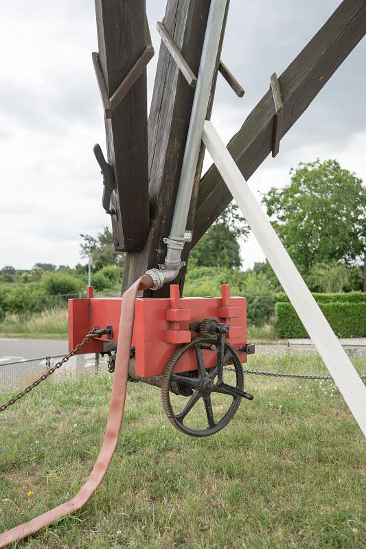 8, Molen 00182 Sint Anna (Weert), Marcel van Nies (13-6-2018)Het afwatersysteem van de kap komt uit bij de kruilier. | Database Nederlandse molens