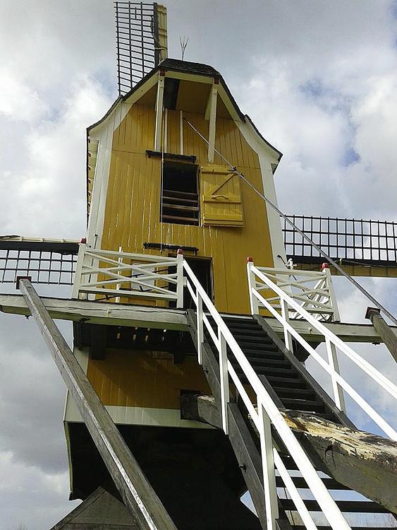 4, Molen 00193 Sint Hubertus (Klein Genhout), Nils Bogman (1-4-2015)De verrotte staartbalk die volgende maand vervangen zal worden. | Database Nederlandse molens