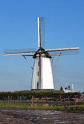5, Molen 02804 Sint Antonius (Weert-Laar), De molen nog met het Van Bussel-systeem.  Anke Verheul (24-1-2011). | Database Nederlandse molens