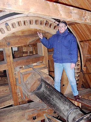 7, Molen 00200 Leonardusmolen (Maasbracht), E. Daemen (januari 2006)Molenaar Lei Palmen bij het bovenwiel. | Database Nederlandse molens