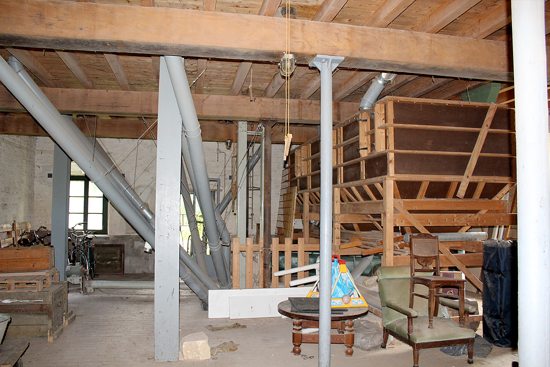 8, Molen 01134 b Bovenste Molen (Mechelen), Koen van der Maat (24-8-2017)Links de stortkokers vanuit de graansilo, rechts de graanreiniger.  | Database Nederlandse molens
