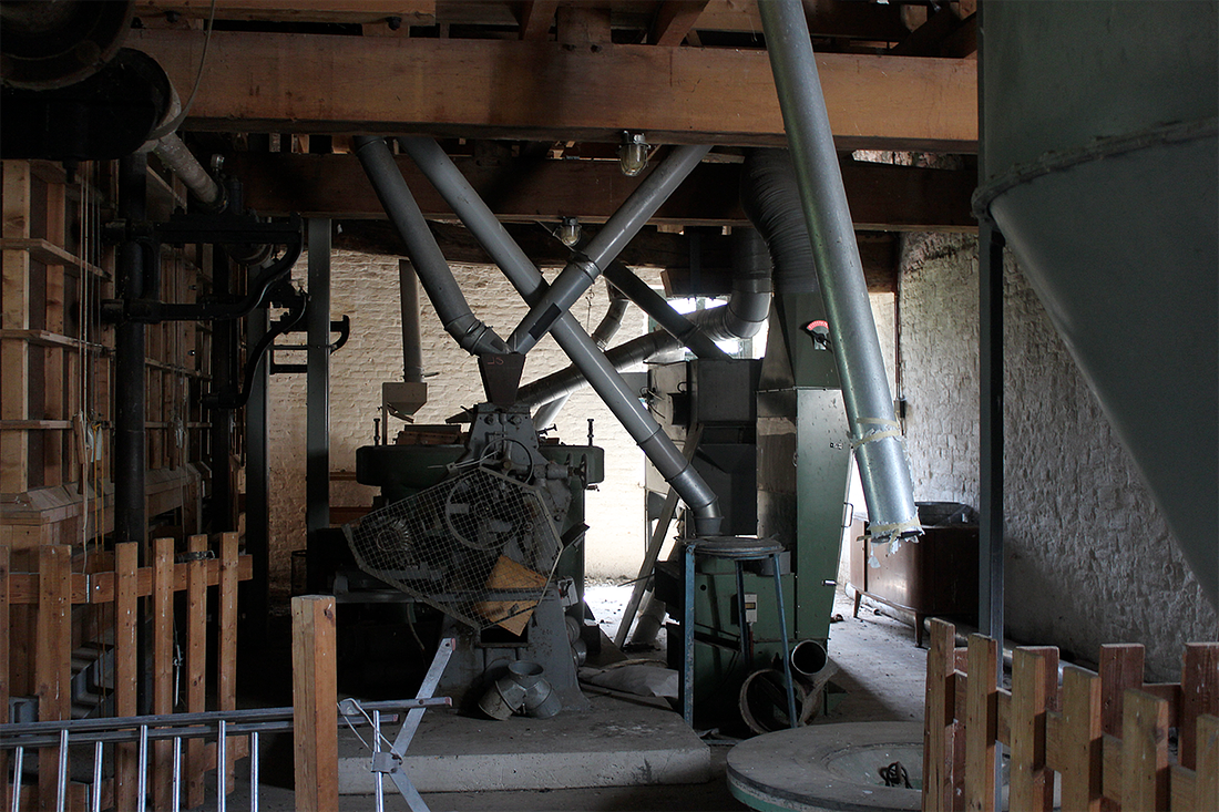 9, Molen 01134 b Bovenste Molen (Mechelen), Koen van der Maat (24-8-2017)Links de graansilo. In het midden een graanpletter. Daarachter een pelsteen, daarachter 2 graanreinigers en rechts een van de 2 mengketels.  | Database Nederlandse molens