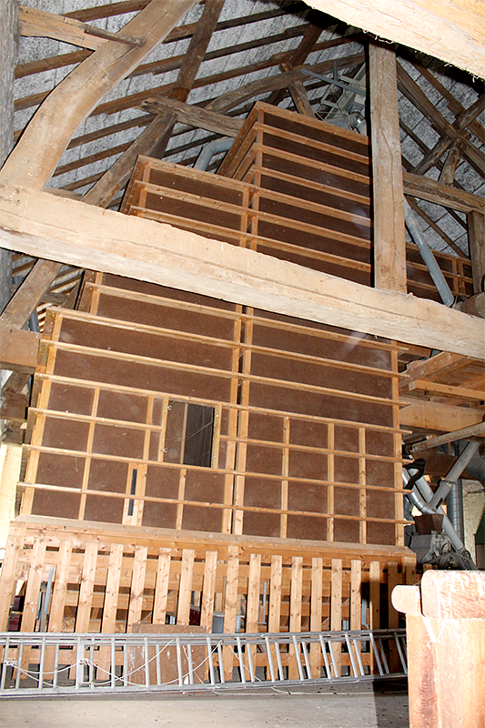 10, Molen 01134 b Bovenste Molen (Mechelen), Koen van der Maat (24-8-2017)De grote voorraadsilo, verdeeld in 6 cellen met per cel ongeveer 10 ton opslagcapaciteit.  | Database Nederlandse molens