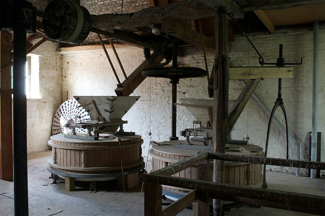 11, Molen 01134 b Bovenste Molen (Mechelen), Koen van der Maat (24-8-2017)De 2 koppels Franse stenen | Database Nederlandse molens