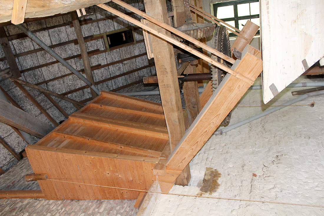 12, Molen 01134 b Bovenste Molen (Mechelen), Koen van der Maat (24-8-2017)Een kleine voorraadsilo voor de molenstenen. | Database Nederlandse molens