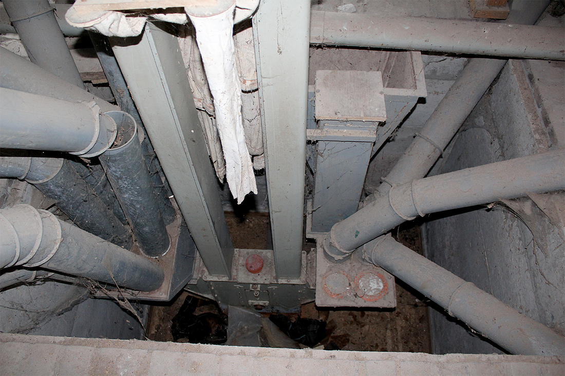 13, Molen 01134 b Bovenste Molen (Mechelen), Koen van der Maat (24-8-2017)De stortkoker waar alles bij elkaar komt en uiteindelijk door middel van een elevator naar boven getransporteerd wordt.  | Database Nederlandse molens
