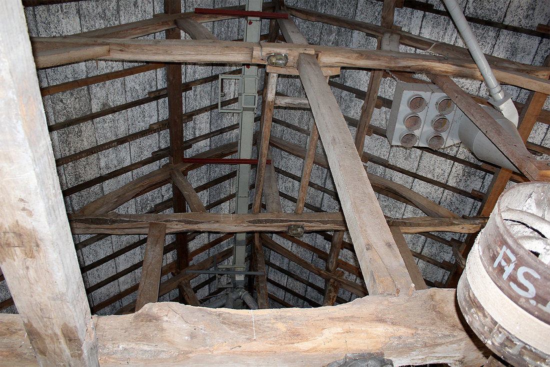 15, Molen 01134 b Bovenste Molen (Mechelen), Koen van der Maat (24-8-2017)In de nok van het dak bevindt zich een grote transportschroef naar de andere zijde van de molen.  | Database Nederlandse molens
