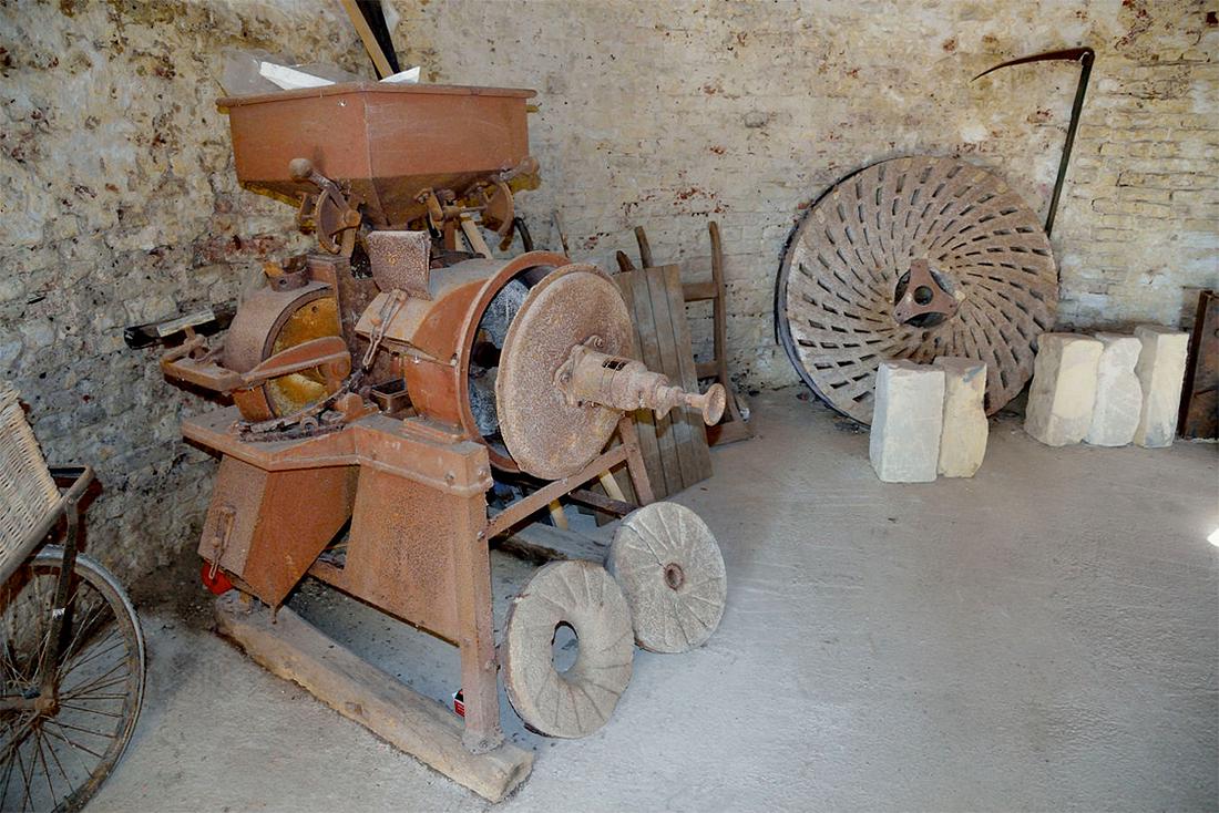 11, Molen 03931 Molen van Hunnecum (Nuth),  Jan Bakker (24-9-2016). Elektrisch aangedreven koppel met vertikale stenen. | Database Nederlandse molens