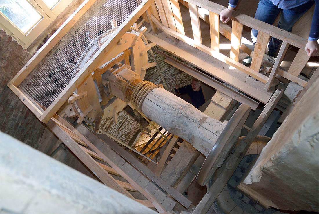 12, Molen 03931 Molen van Hunnecum (Nuth),  Jan Bakker (24-9-2016).Luiwerk en gaffelwiel. | Database Nederlandse molens