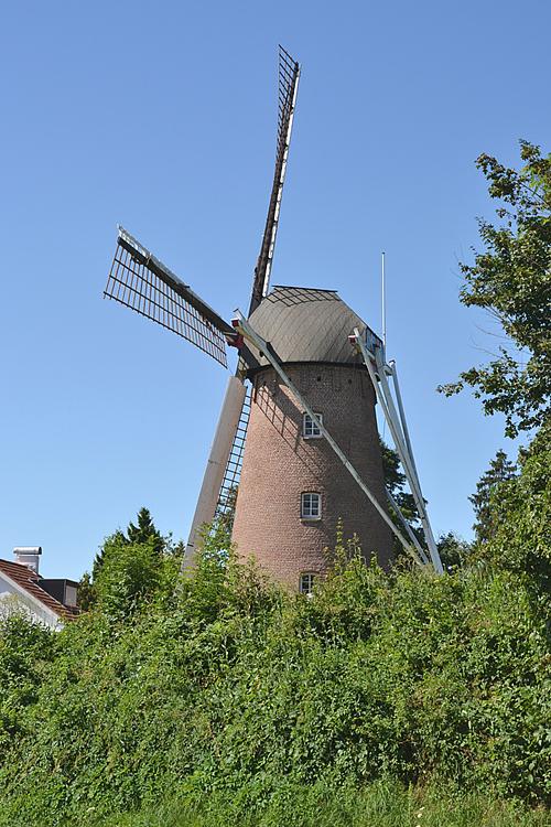2, Molen 01117 Janssenmolen (Oirsbeek), Veel te veel groen....  Rob Pols (4-8-2013). | Database Nederlandse molens