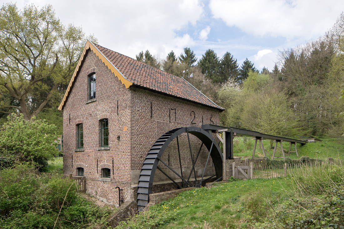 1, Molen 01625 Bovenste Plasmolen (Plasmolen), Marcel van Nies (11-4-2017)De molen beslaat 3 etages. Onderste: hier moet o.a. de hamerbak voor het maken van papier hebben gestaan. Nu is het de 'machinekamer' voor de korenmolen. Begane grond: vroeger de ruimte voor het droogpersen van het papier d.m.v. een 'windas'. Nu de plaats van het malen met de molenstenen. Zolder: Hier werd het papier opgehangen om te drogen. Nu leeg, voor opslag o.i.d.Tekst: Rob Slinkert. | Database Nederlandse molens