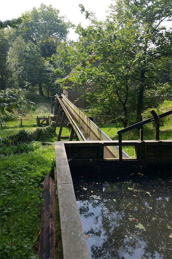 3, Molen 01625 Bovenste Plasmolen (Plasmolen), Pieter Zuijkerbuijk (22-8-2017)De Watergoot is bij de restauratie in opdracht gemaakt bij de NS, en is op de ambachtelijke manier geklonken.  | Database Nederlandse molens
