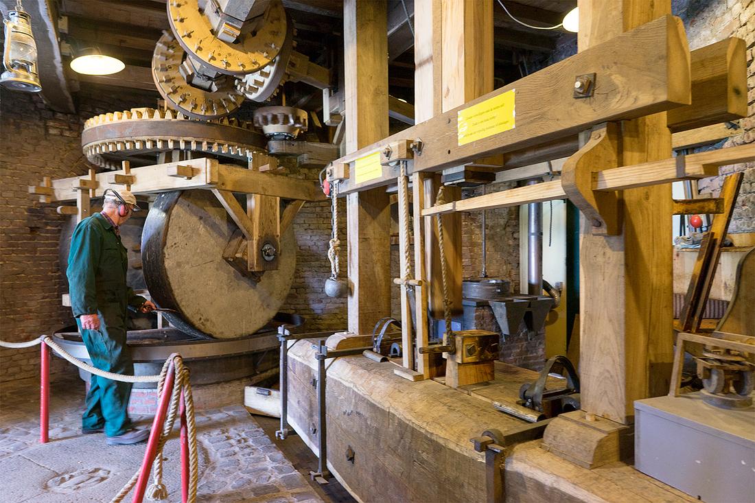 14, Molen 02781 Windlust (Nederweert-Roeven), Marcel van Nies (25-4-2018)De molenaar/olieslager loopt een rondje mee om de kantstenen schoon te schrapen. Het oliehoudende meel blijft er makkelijk aan plakken. | Database Nederlandse molens