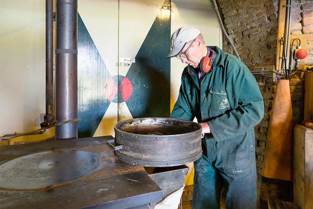 16, Molen 02781 Windlust (Nederweert-Roeven), Marcel van Nies (25-4-2018)De vuisterring wordt over de kaartjes (trechters) getrokken om de bulen te vullen met het verwarmde meel. | Database Nederlandse molens