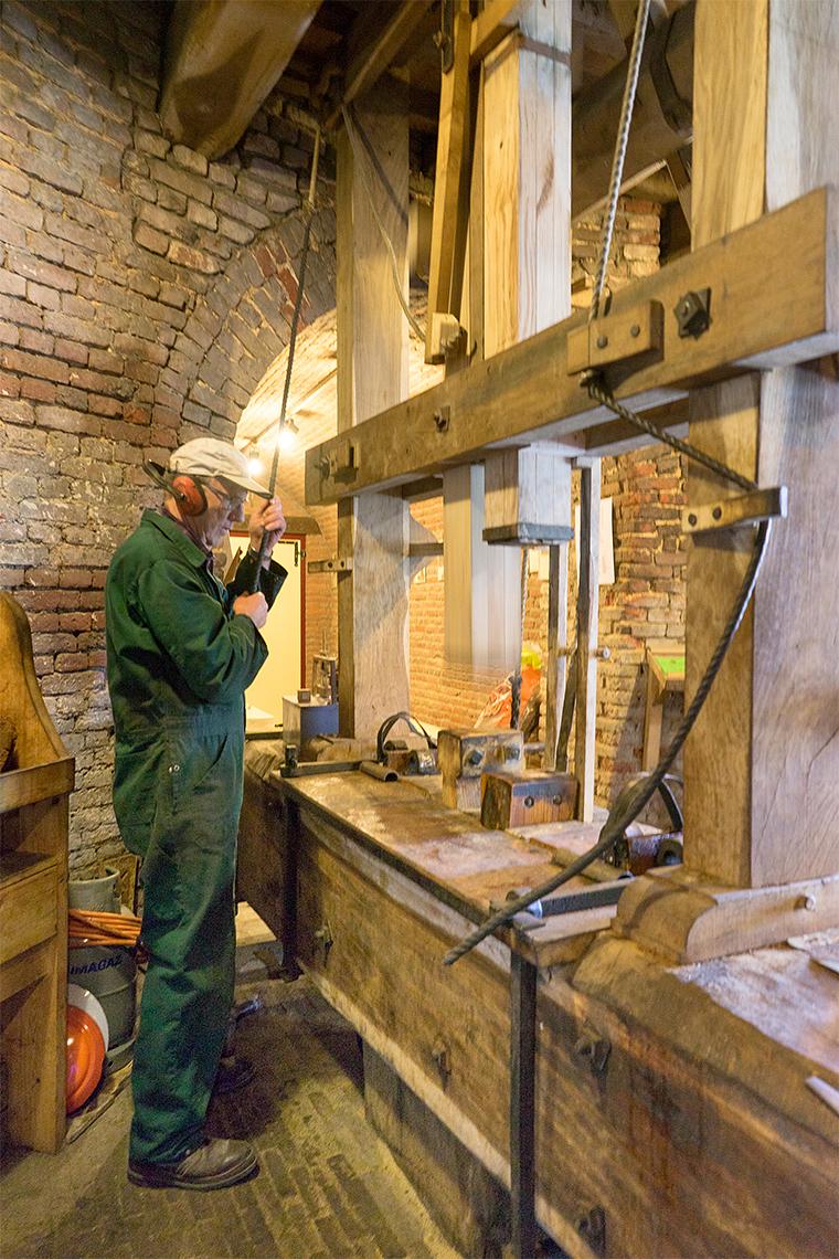 19, Molen 02781 Windlust (Nederweert-Roeven), Marcel van Nies (25-4-2018)Wanneer (nagenoeg) alle olie is gewonnen, wordt met de loshei de losbeitel (een contrawig) aangeslagen. Daar zijn maar een paar slagen voor nodig. | Database Nederlandse molens