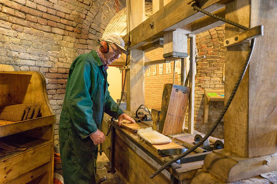 20, Molen 02781 Windlust (Nederweert-Roeven), Marcel van Nies (25-4-2018)Nu kan de slagbeitel uit de perslade worden genomen, en opvolgend ook de schrooien met de geperste bulen. | Database Nederlandse molens