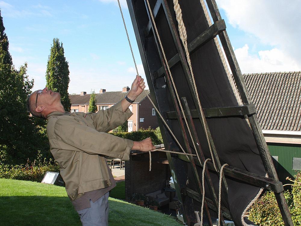 7, Molen 02788 Molen van Verbeek (Sint Odiliënberg), De zwichtlijnen worden vastgesjord.  Ajan Everstijn (7-10-2012). | Database Nederlandse molens