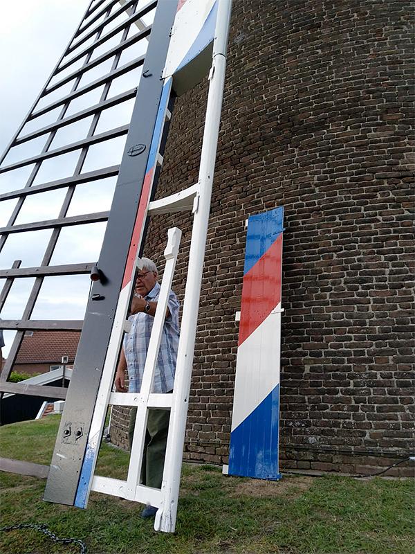 8, Molen 02788 Molen van Verbeek (Sint Odiliënberg), Thijs van Hoof Het zeer opmerkelijke wieksysteem met Van Busselstroomlijn over bijna de gehele lengte, behalve helemaal onderaan: daar bevindt zich feitelijk een klassiek Oud-Hollands windbord, compleet met veer. | Database Nederlandse molens