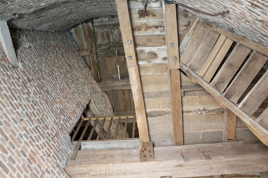 10, Molen 00197 Hompesche Molen (Stevensweert), Koen van der Maat (29-4-2017)De tussenzolder tussen de begane grond en stellingzolder. tevens is dit de zolder waar de buil op staat.  | Database Nederlandse molens