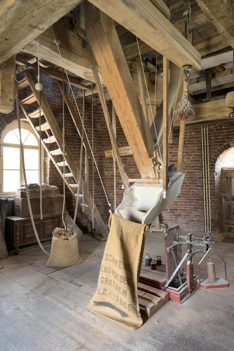 12, Molen 00184 Molen van Nijs / De Nijverheid (Stramproy), Marcel van Nies (20-6-2018)De twee meelpijpen komen samen in een meelbak. | Database Nederlandse molens