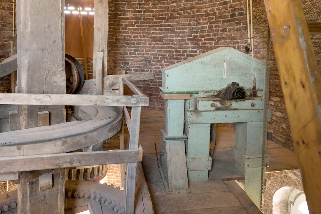 18, Molen 00184 Molen van Nijs / De Nijverheid (Stramproy), Marcel van Nies (20-6-2018)Aandrijving van de elevator gebeurt middels een riem, via de as met rubberwiel op de luitafel. | Database Nederlandse molens