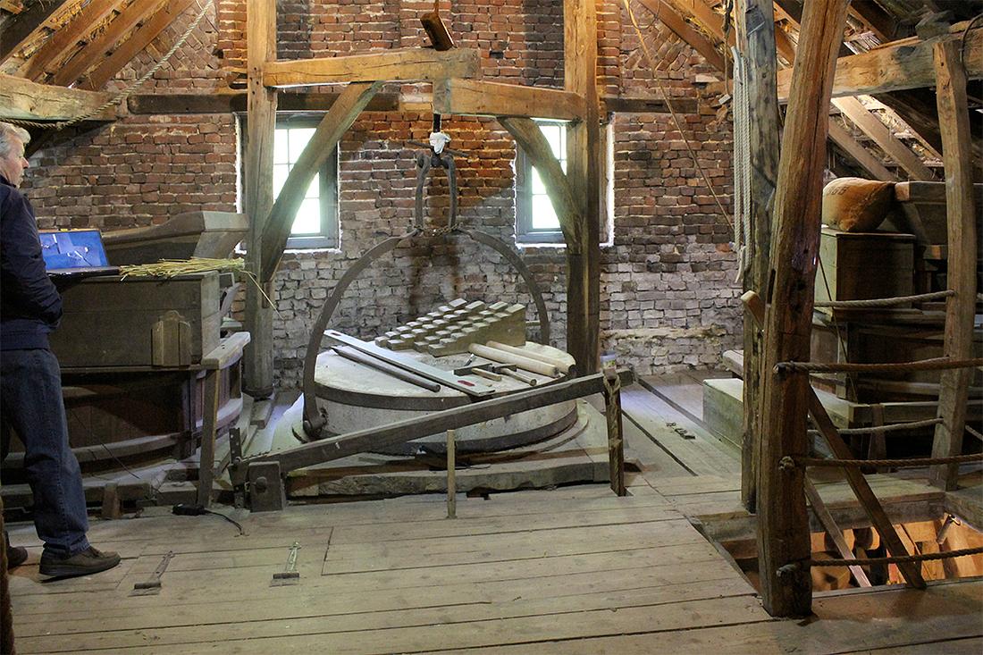 6, Molen 06681 t Broekmolen (Stramproy-Heyeroth), Koen van der Maat (15-5-2016) De steenzolder. | Database Nederlandse molens
