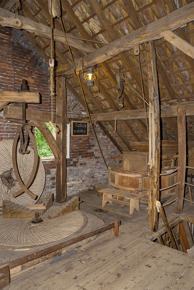 10, Molen 06681 t Broekmolen (Stramproy-Heyeroth), Marcel van Nies (23-7-2017)Geen steenkraan voor het rechter koppel. Merk ook het touw van het sleepluiwerk op. | Database Nederlandse molens