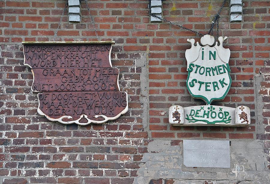 5, Molen 02803 De Hoop (Swartbroek), Rob Pols (30-5-2014)Het door George Adriaens vervaardigde bord (links).&nbsp; | Database Nederlandse molens