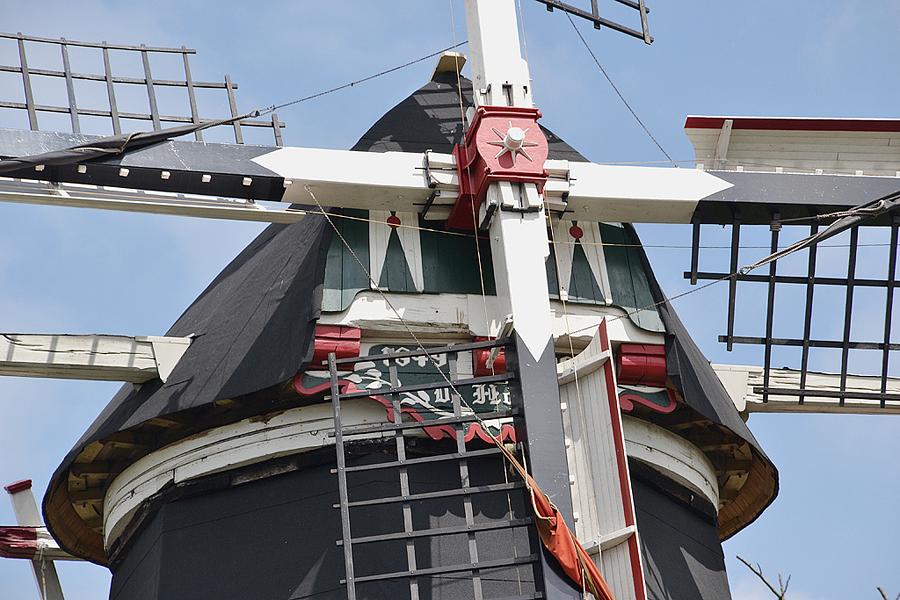 6, Molen 02803 De Hoop (Swartbroek), Rob Pols (30-5-2014)Let op de sierlijk geschilderde witte 'sokken' aan weerszijden van de askop. De Molen van Nijs in Stramproy heeft dit detail ook.&nbsp; | Database Nederlandse molens