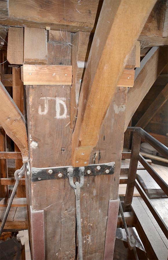 15, Molen 02803 De Hoop (Swartbroek), Rob Pols (7-8-2021)Op de koningsspil staan de initialen JD. Die verwijzen naar Joahnnes Dusseldorp, de eigenaar in de tijd dat de molen in Vlaardingen stond.  | Database Nederlandse molens