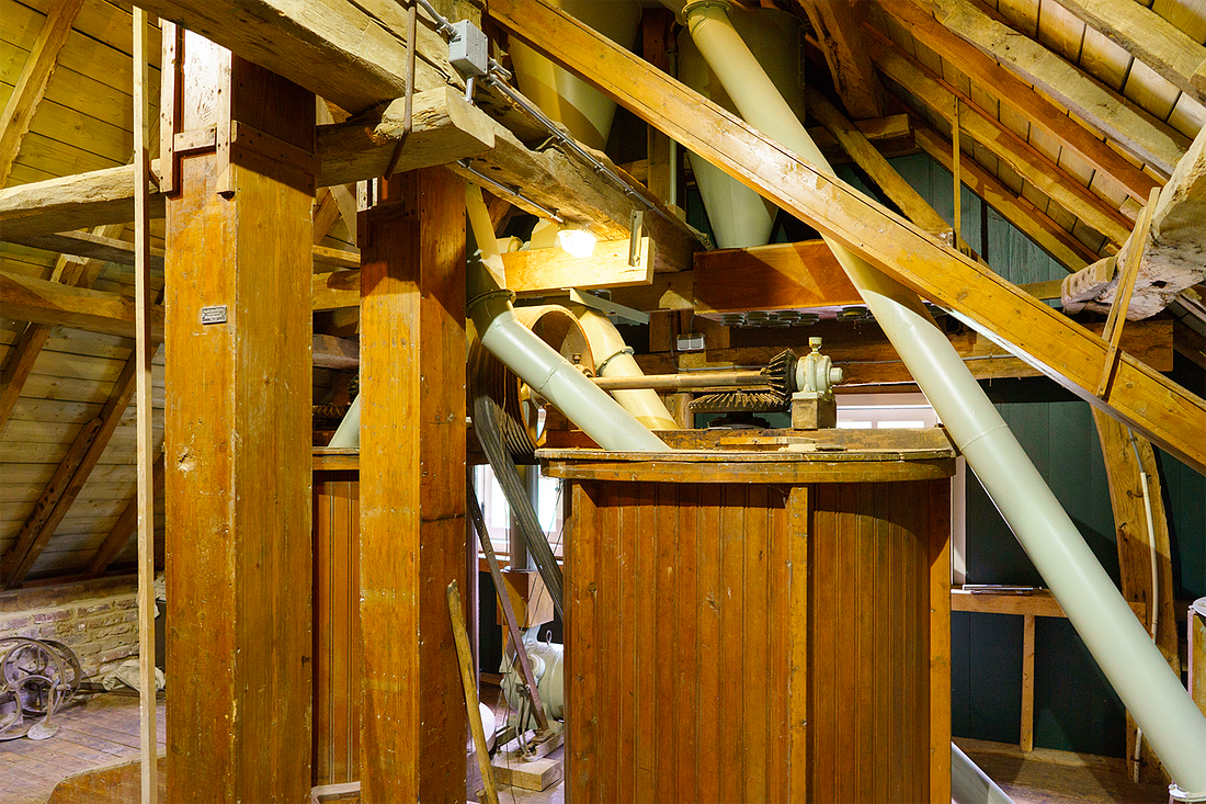 9, Molen 02800 Uffelse Molen (Haler (Hunsel)), Marcel van Nies (2-10-2016)1e verdieping met twee mengketels | Database Nederlandse molens