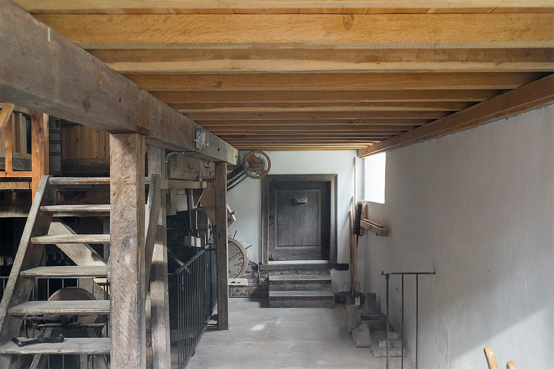 6, Molen 01137 Wittemermolen (Wittem), Marcel van Nies (14-5-2017)Achter het deurtje bevindt zich het rad. | Database Nederlandse molens
