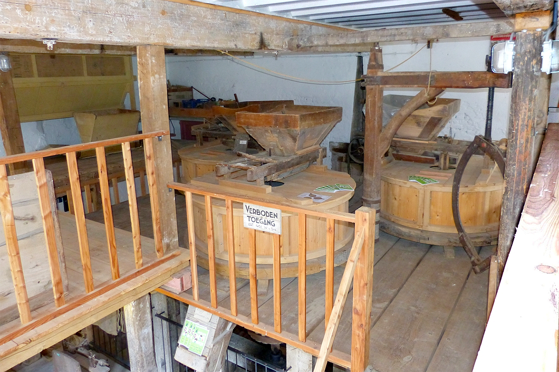 11, Molen 01137 Wittemermolen (Wittem), Willem Jans (14-5-2017)3 koppels maalstenen. | Database Nederlandse molens
