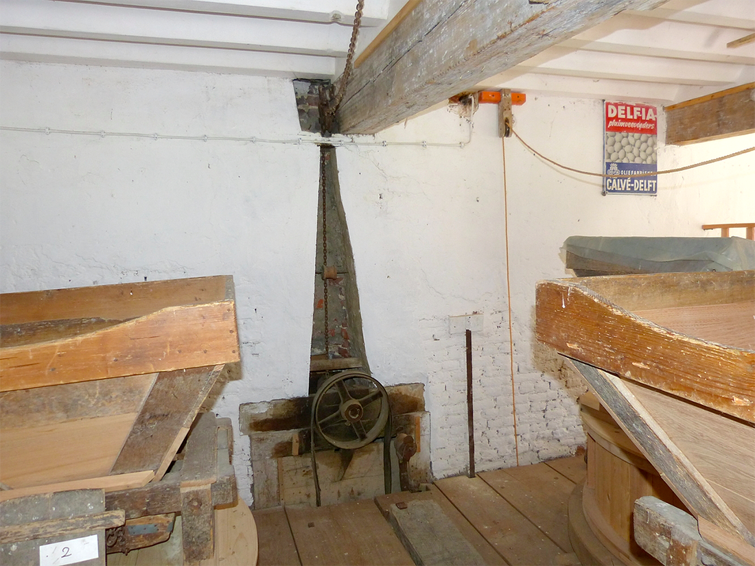 12, Molen 01137 Wittemermolen (Wittem), Willem Jans (14-5-2017)Luiwerk met platte riem en spanrol. Drijft kettingrol aan die via katrollen verderop de zakken met deze ketting omhoog hijst (ongeveer zoals een hijsketting bij een zwengelput. | Database Nederlandse molens